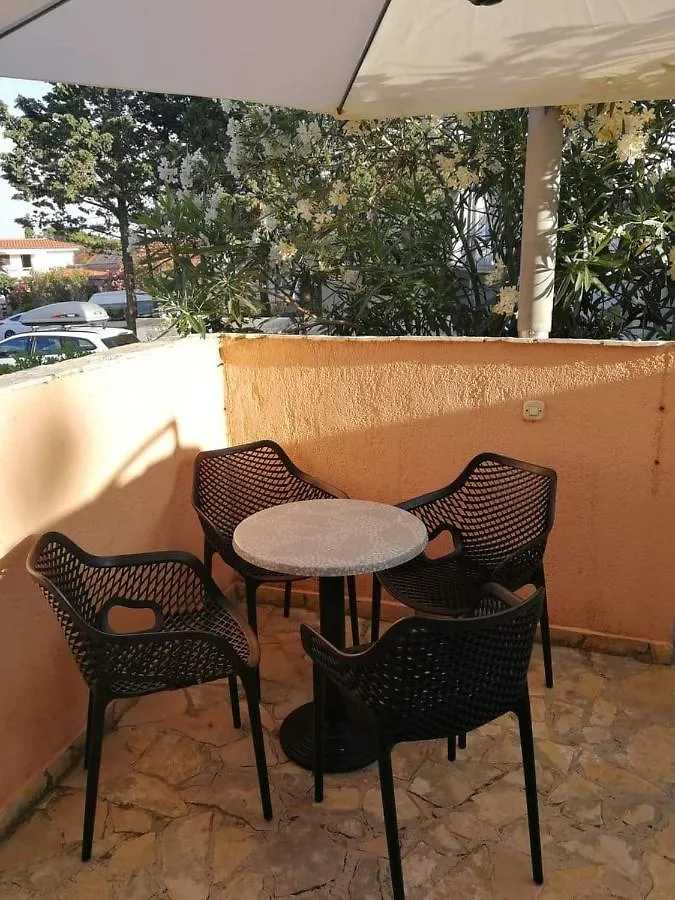 Aurelia Apartments, Vir Apartment