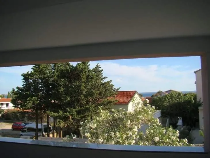 Aurelia Apartments, Vir