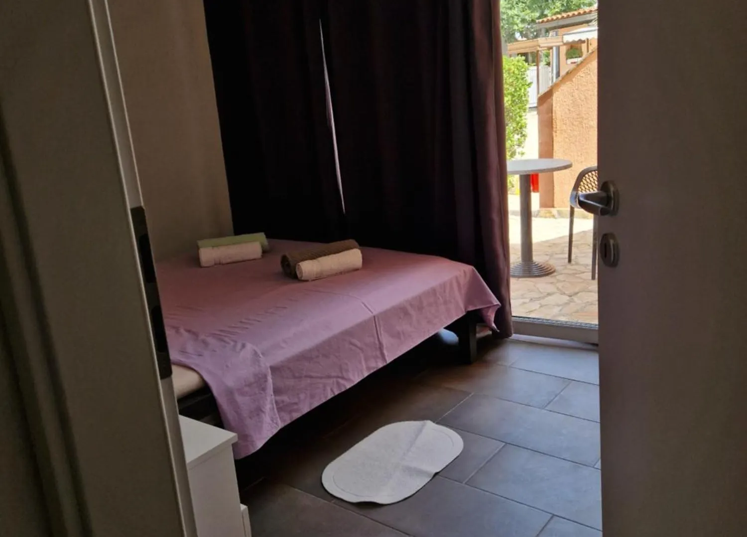 Aurelia Apartments, Vir