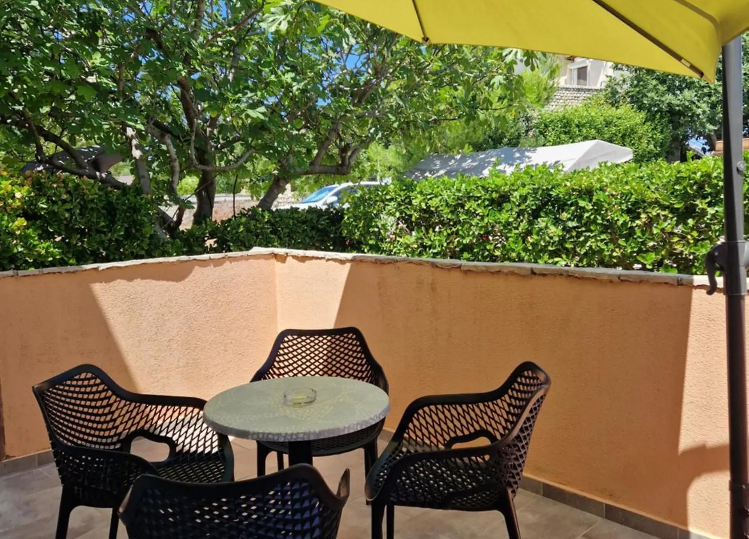 Aurelia Apartments, Vir