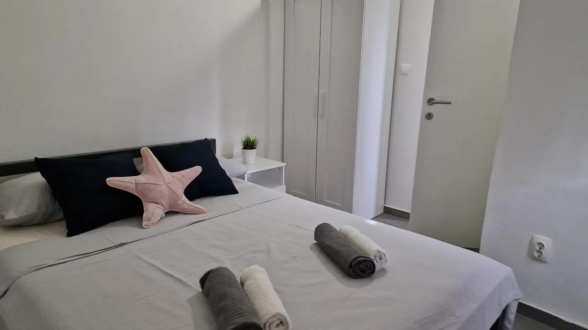 Aurelia Apartments, Vir