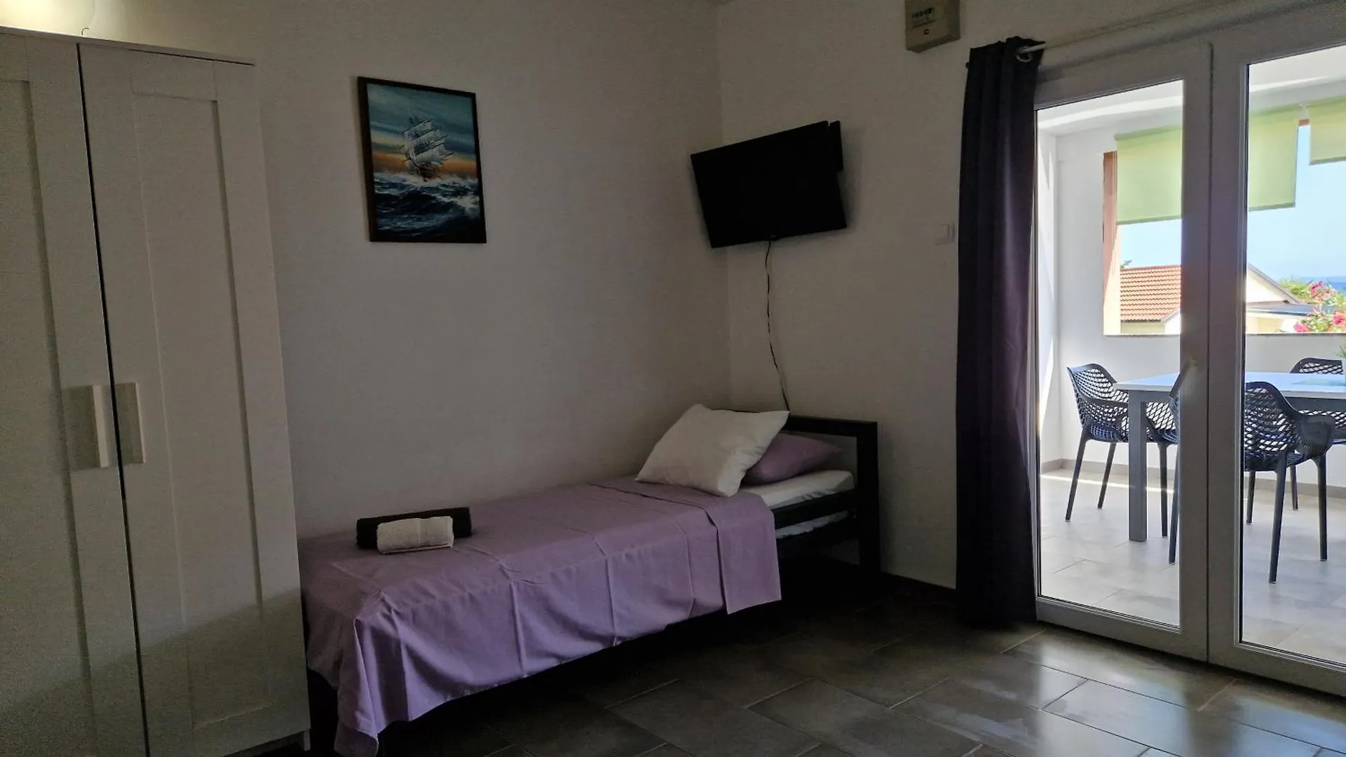 Aurelia Apartments, Vir