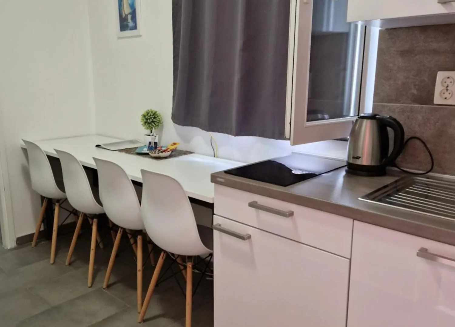 Aurelia Apartments, Vir