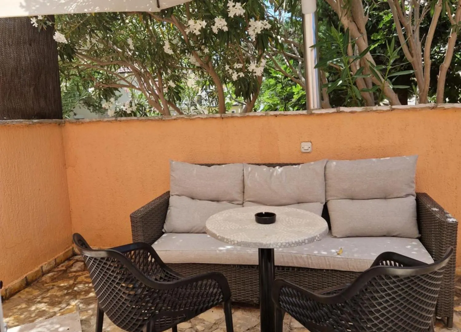 Aurelia Apartments, Vir