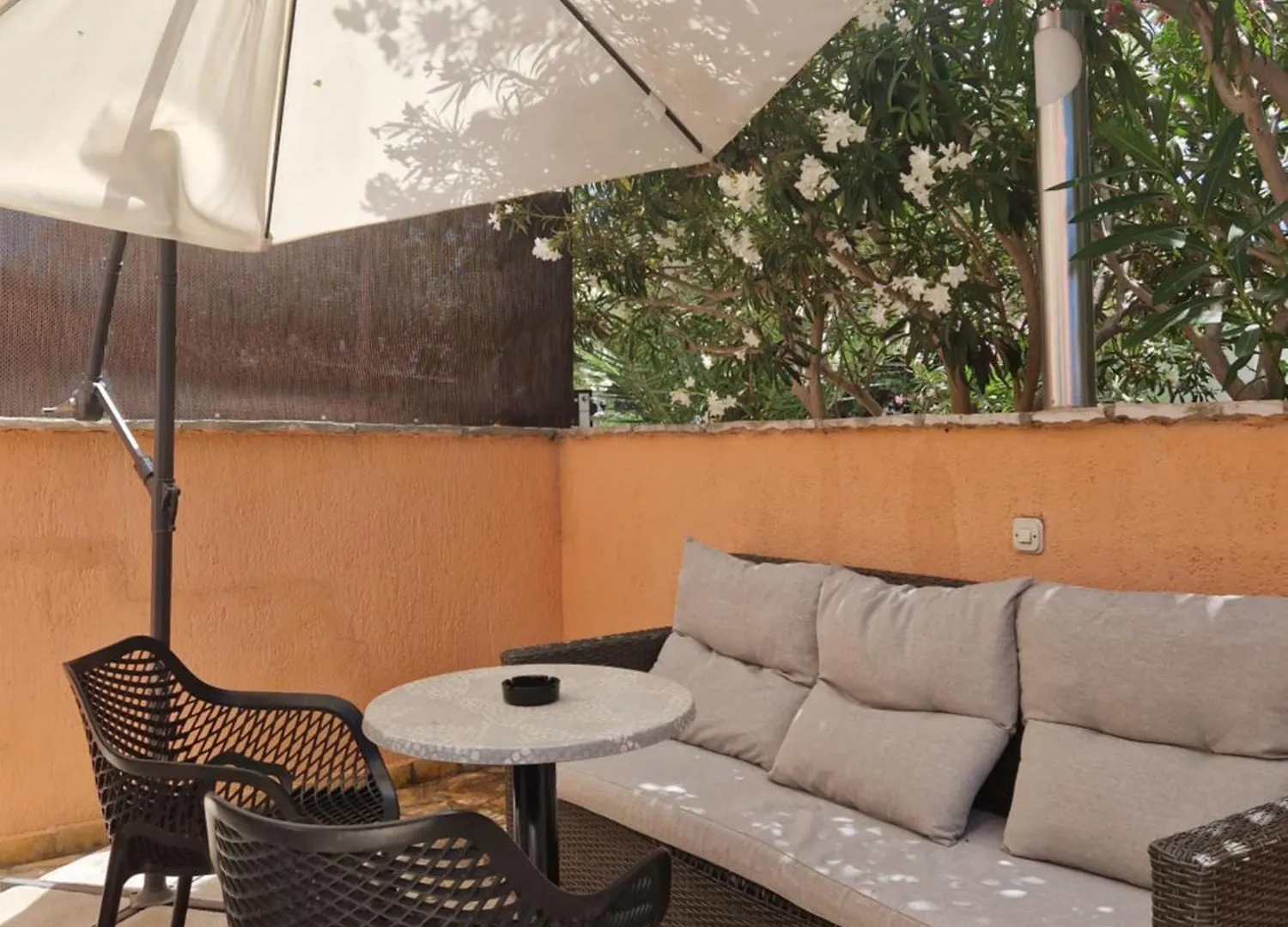Aurelia Apartments, Vir